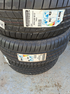 255/60/17 BRIDGESTONE 106V