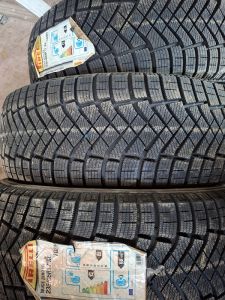 235/65/17 PIRELLI 108H 